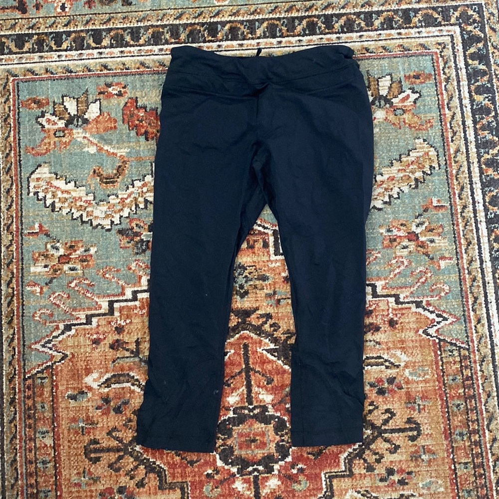 Lulu running leggings. Size 6. Cropped to go half way down the leg.